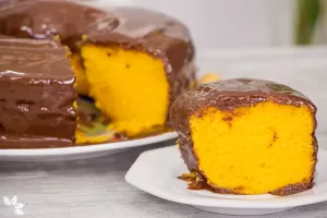 Bolo de cenoura com cobertura de chocolate