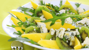 Salada de Folhas com Queijo de Búfala e Manga