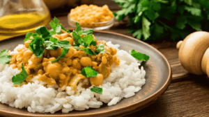 Curry de Grão-de-Bico Vegano com Arroz Integral