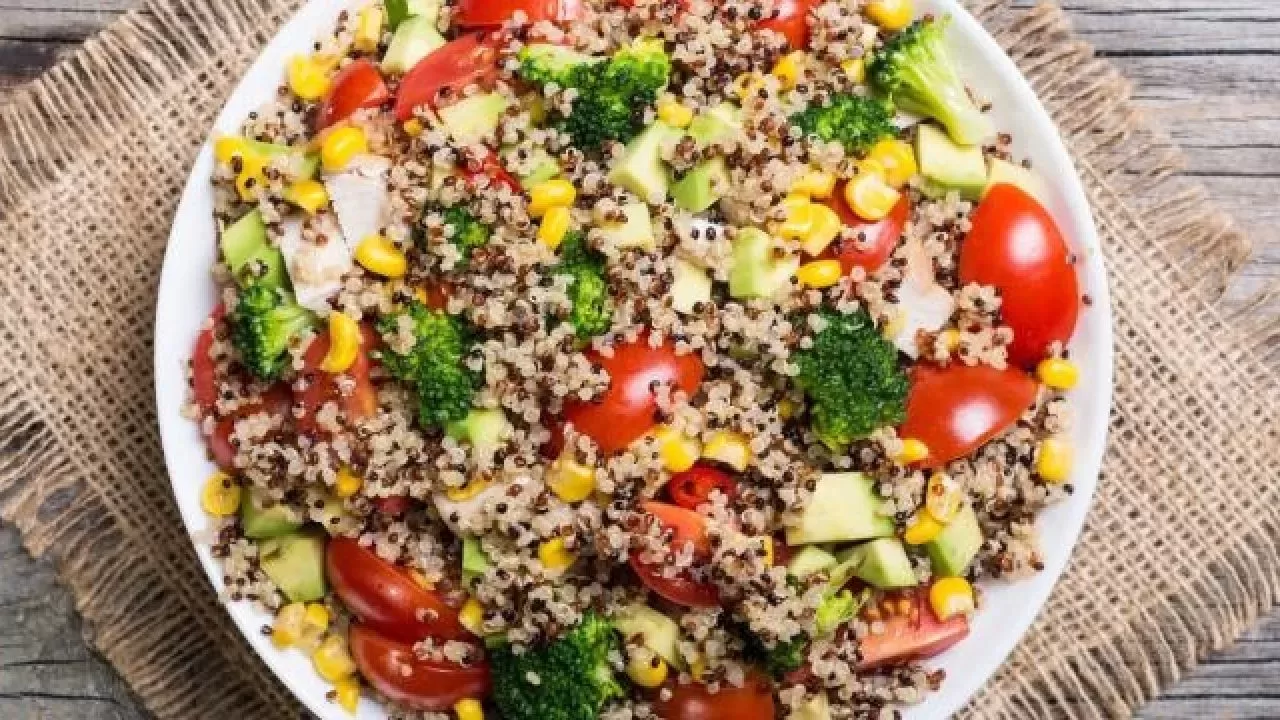 salada de quinoa com frango