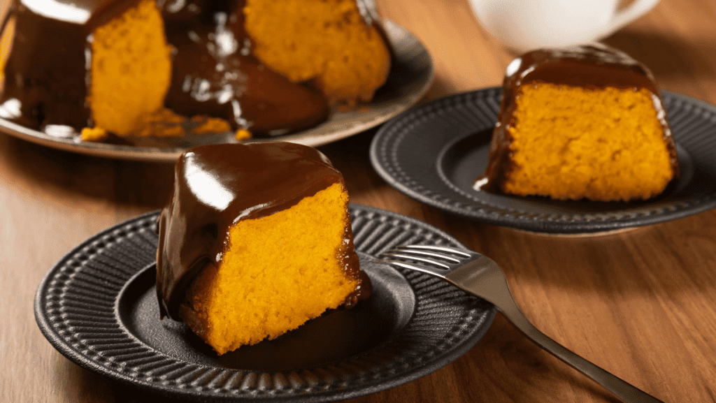 Bolo de cenoura com cobertura de chocolate 2 bolo de cenoura pedacos