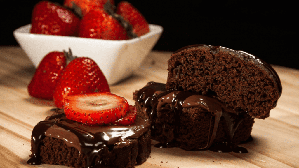 Bolo de Chocolate: Uma Delícia para Todos os Momentos! 6 bolo de chocolate com morango